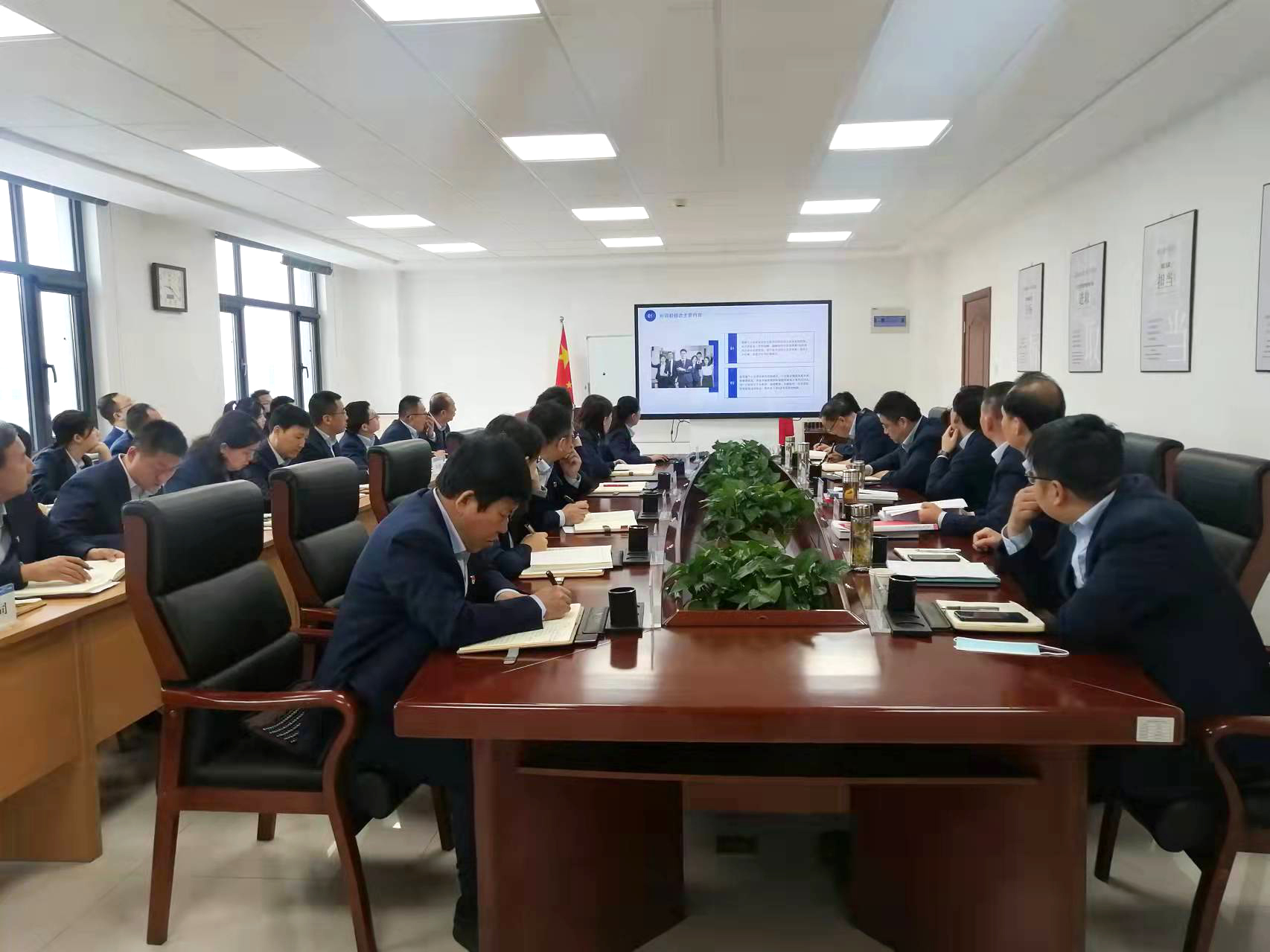 利发官网-利发（中国）
召开党委理论学习中心组集体学习会议(图2)