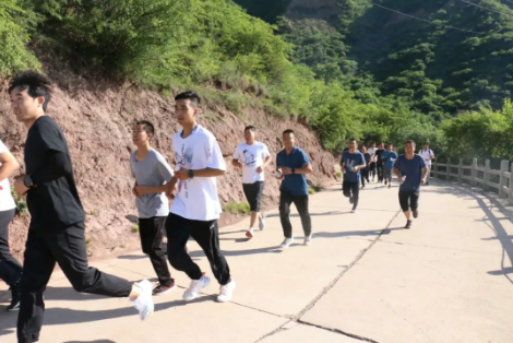 助力文旅市场 展示产投风采——利发官网-利发（中国）
组织开展员工登山比赛活动(图3)